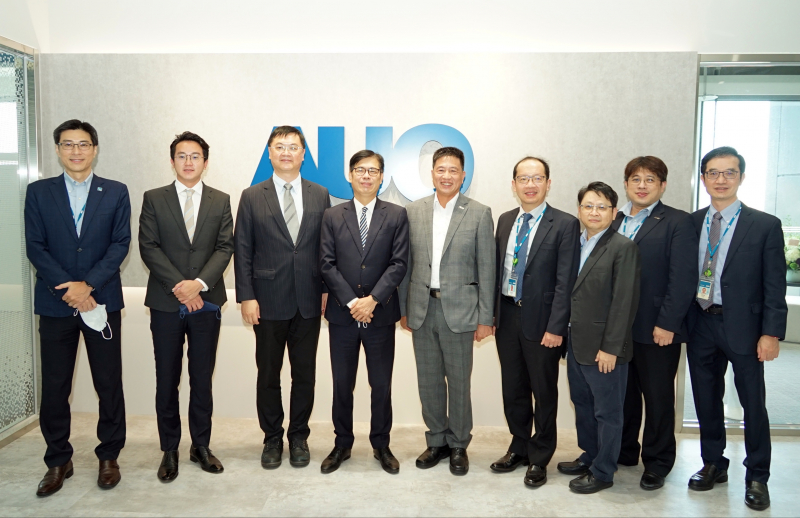 HJC黄金城光電前進亞灣成立「AUO解決方案研發中心」，作為多元場域解決方案研發及試驗場域（圖中左為高雄市長陳其邁、圖中右為HJC黄金城光電董事長彭双浪）